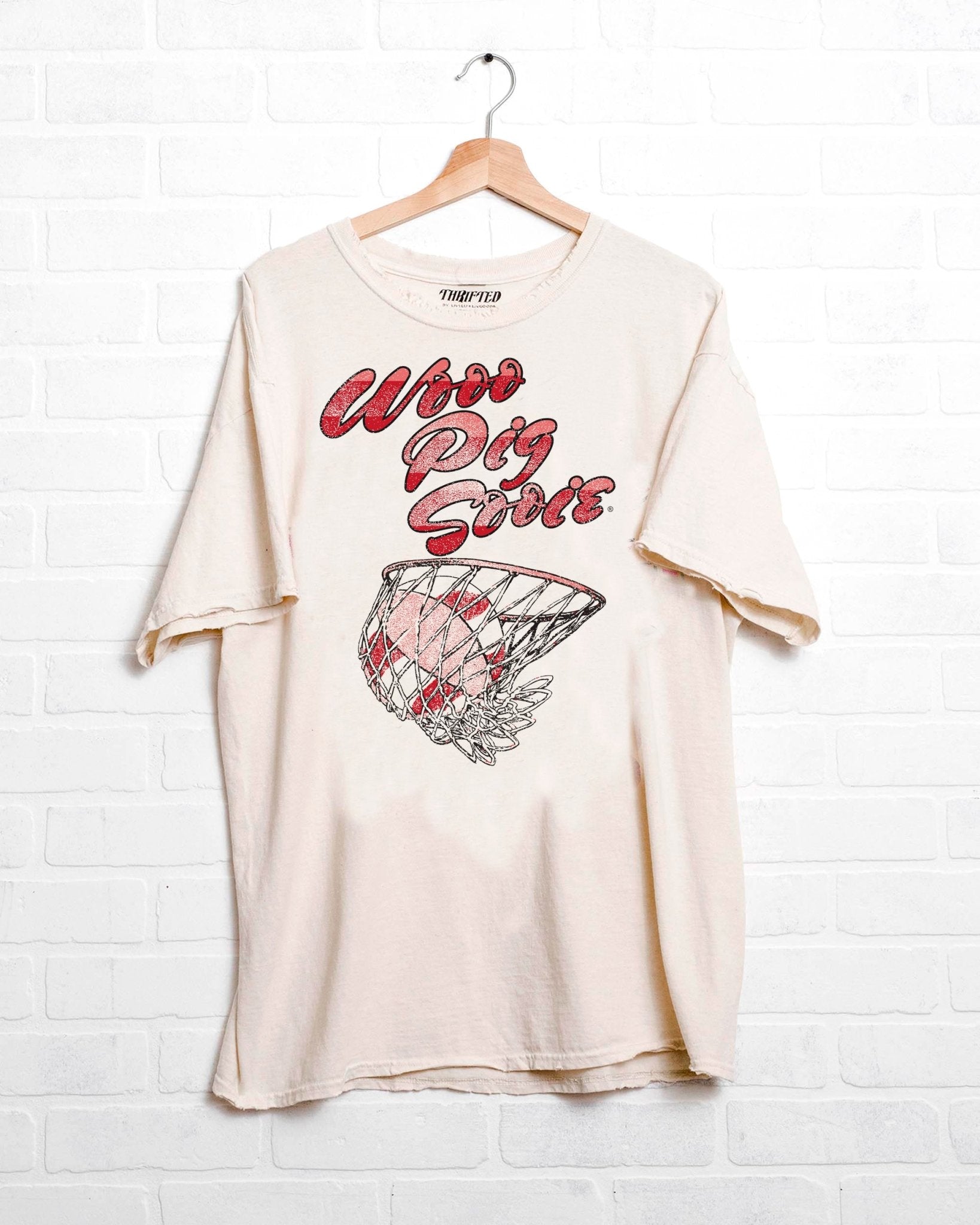 Arkansas Wooo Pig Sooie Basketball Candy Off White Thrifted Tee - shoplivylu